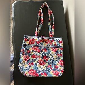 Vera Bradley small tote bag. Toggle closure. 3 inside slip pockets.
